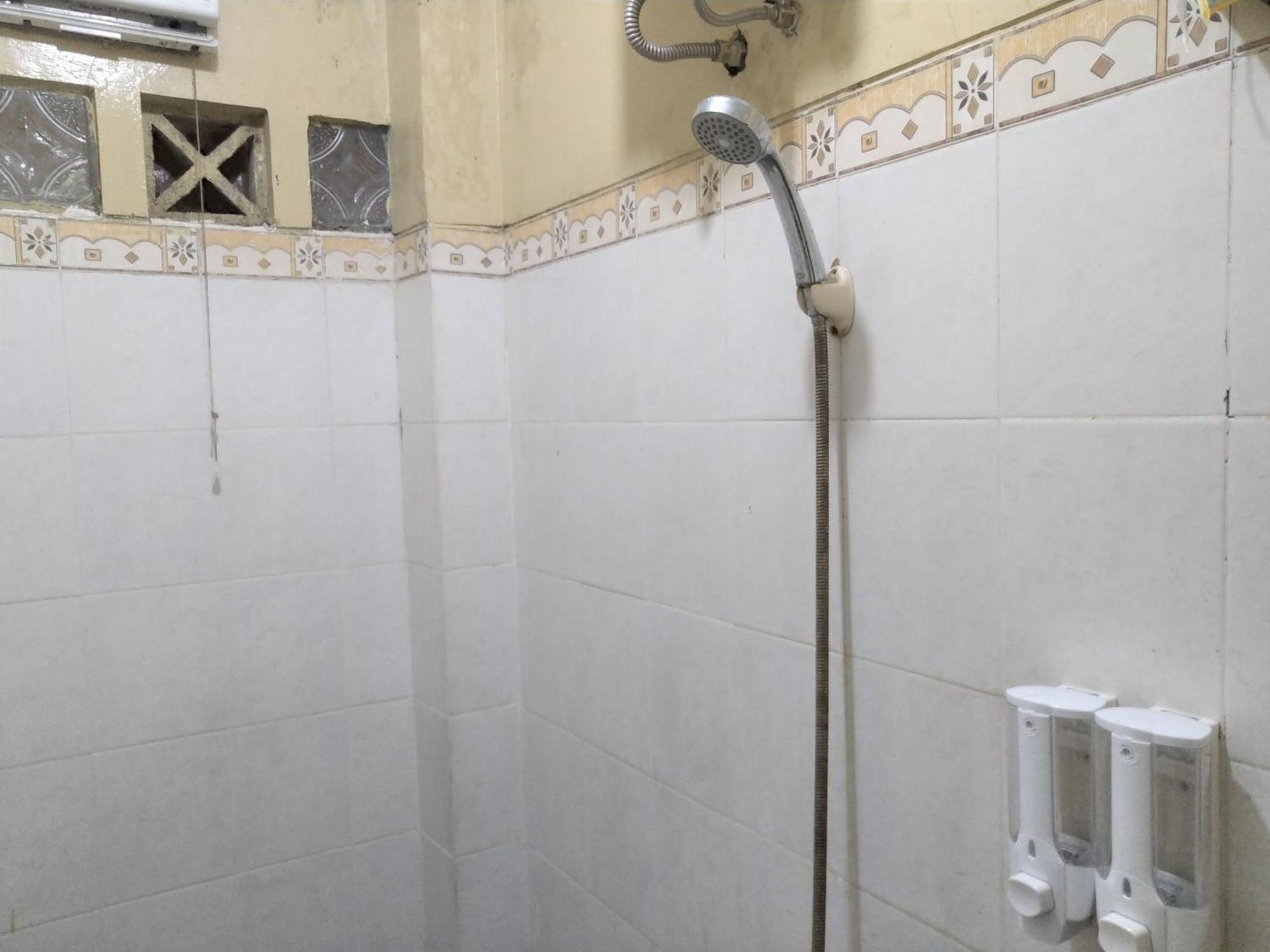 Hotel Pekalongan Syariah Mitra Reddoorz Room photo