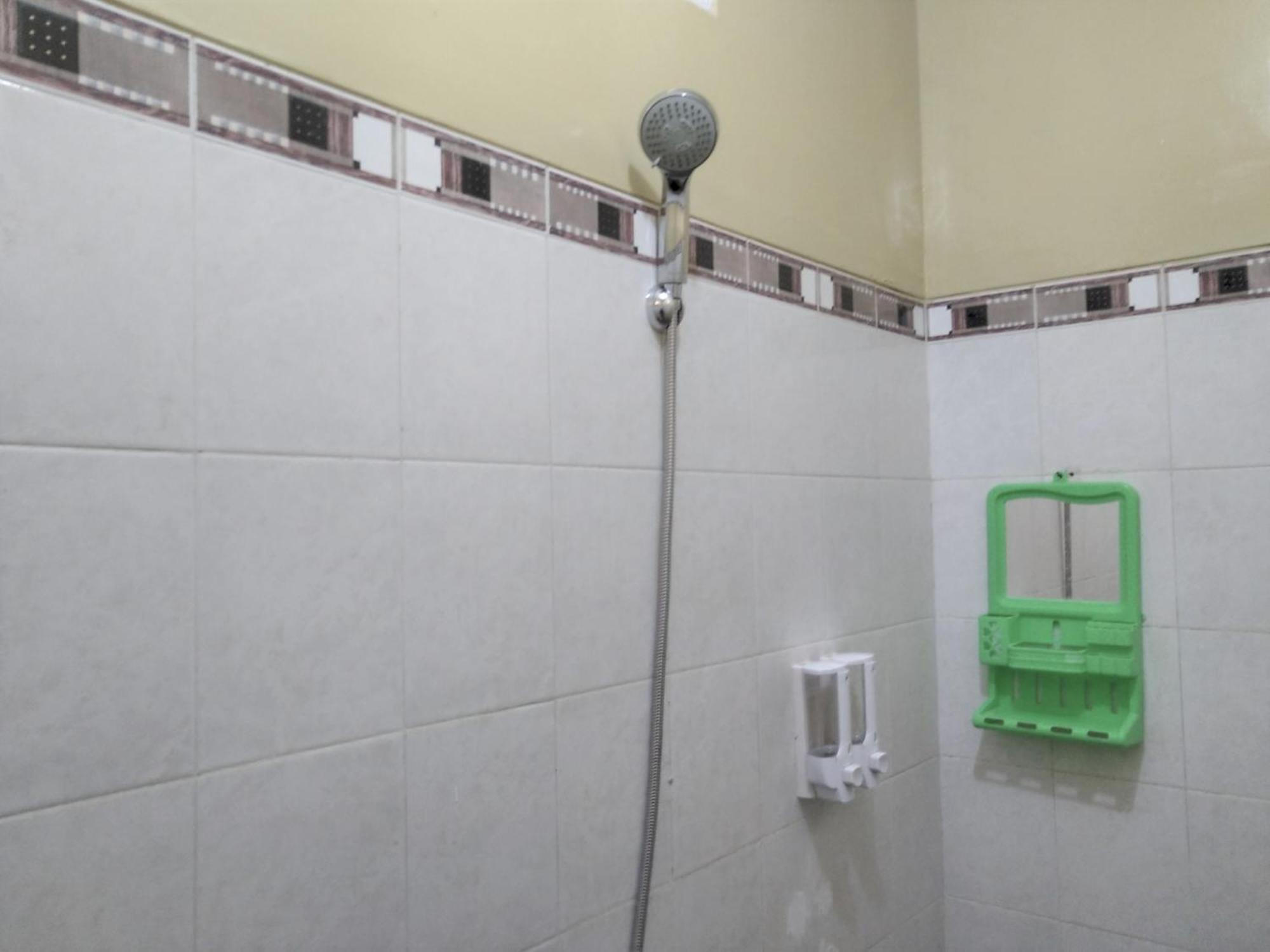 Hotel Pekalongan Syariah Mitra Reddoorz Room photo